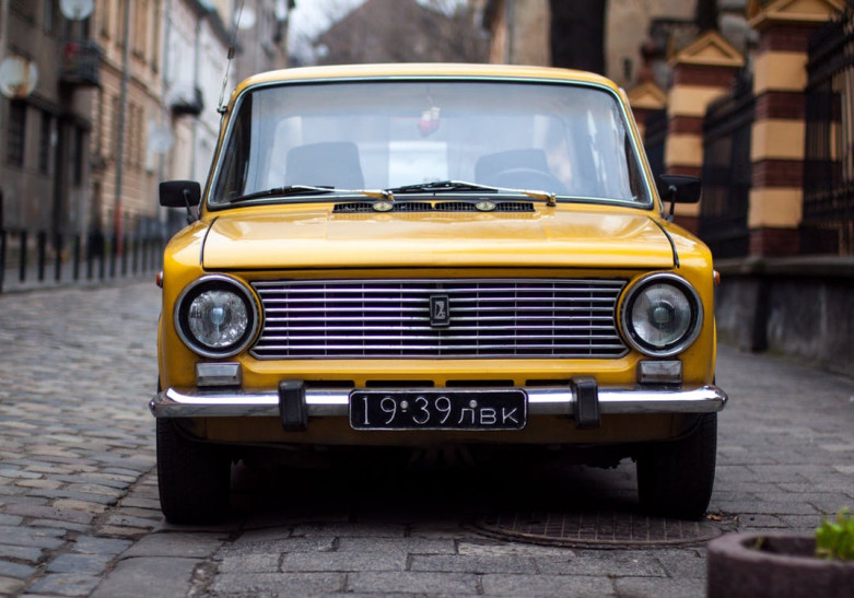 Pieni ja vanha keltainen auto